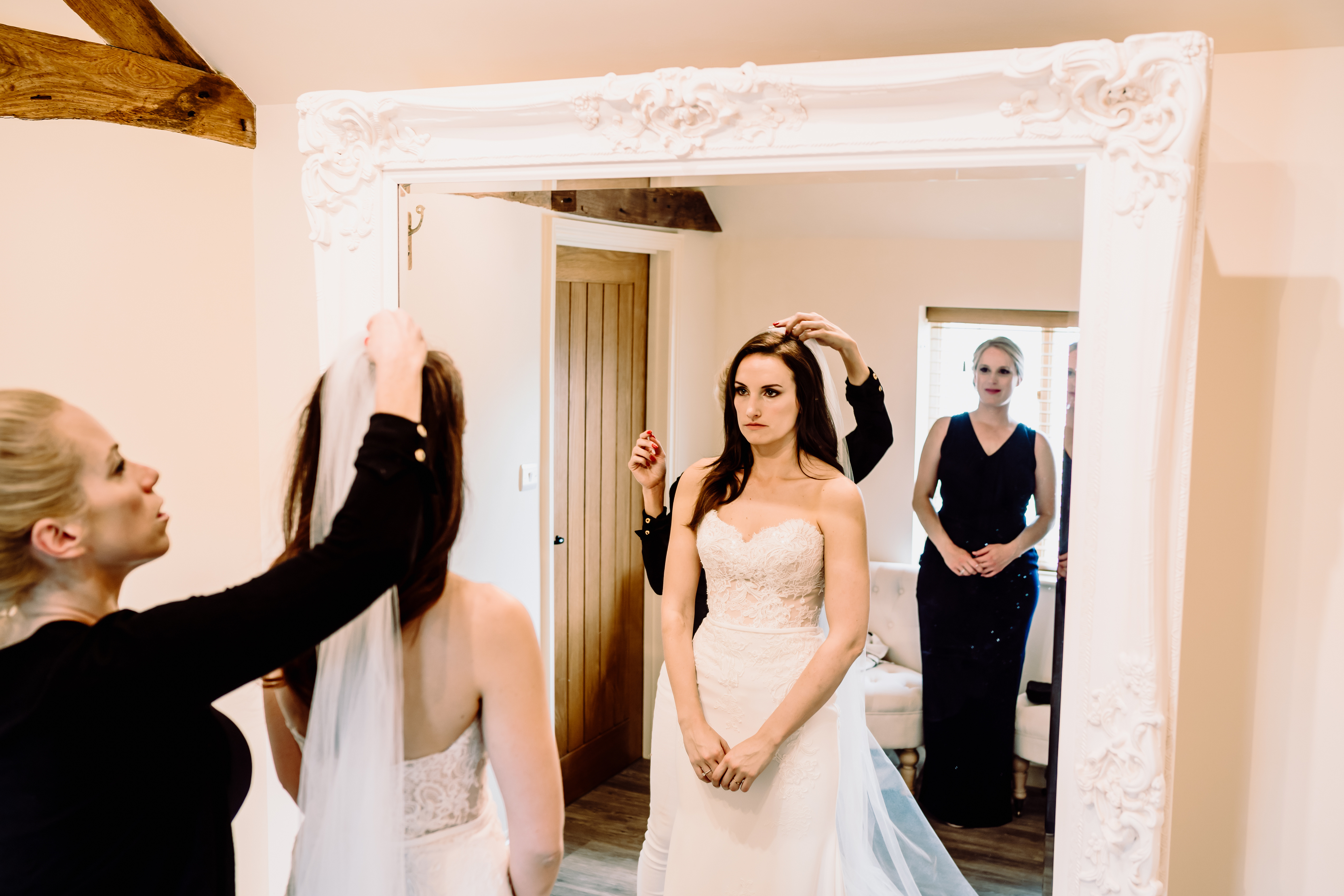 a mua inserts a veil